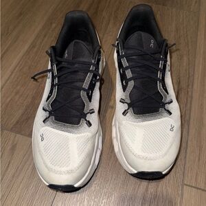 Black and White Cloudtilt Onclouds